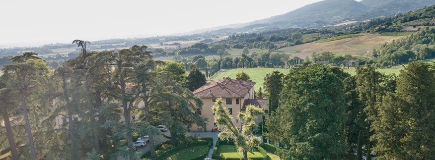Veduta aerea della Fattoria Il Palagio nella campagna del Mugello