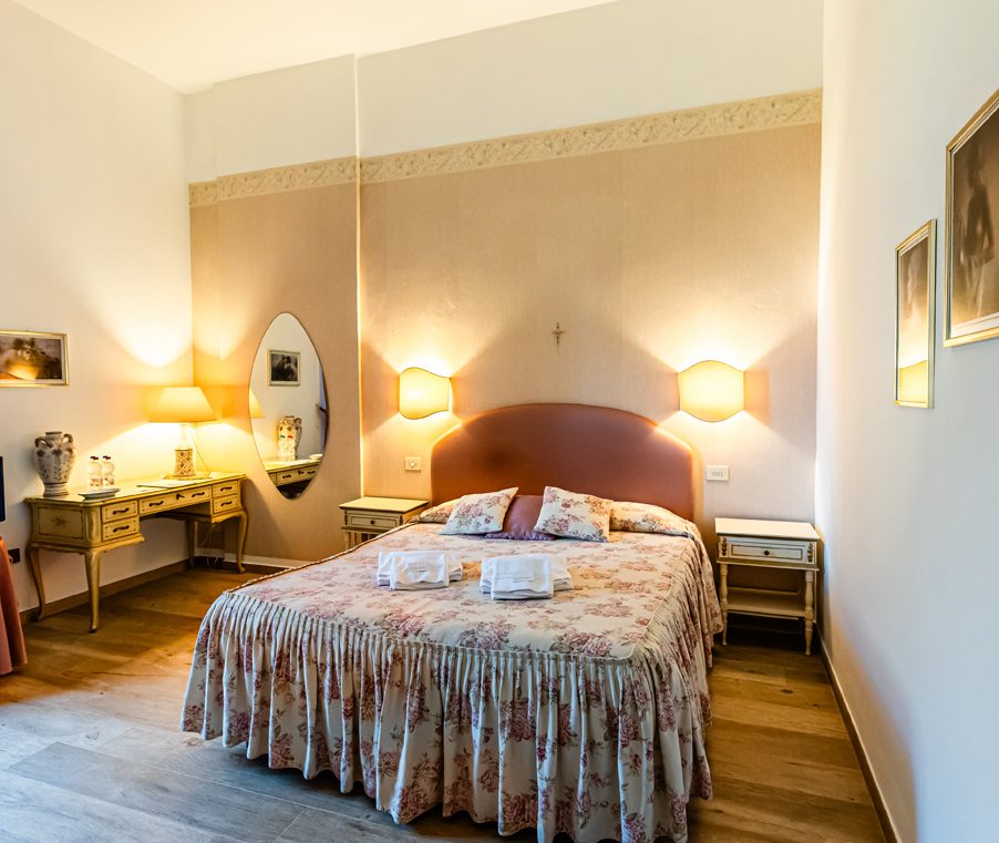 Room 14 at Fattoria Il Palagio, a double with eighteenth-century furniture